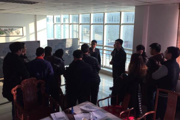 金學(xué)俊帶領(lǐng)大家討論精益生產(chǎn)推進(jìn)戰(zhàn)略 金學(xué)俊帶領(lǐng)大家討論精益生產(chǎn)推進(jìn)戰(zhàn)略