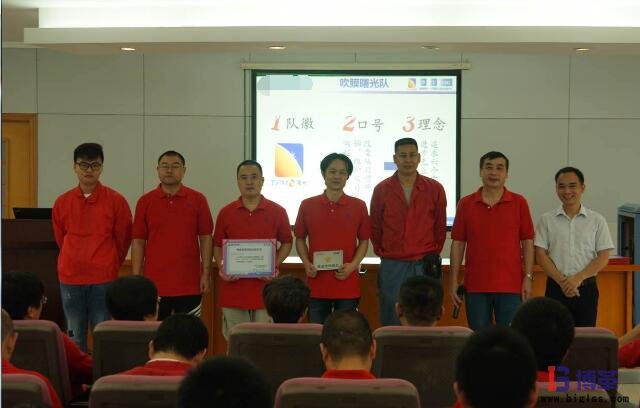 博革咨詢顧問熊老師為獲獎者頒獎 博革咨詢顧問熊老師為獲獎者頒獎